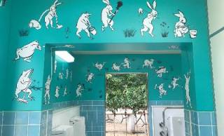 やっべ！行ってみたいゾ！鳥獣戯画なデザインが秀逸すぎるユニークな公共トイレが誕生！