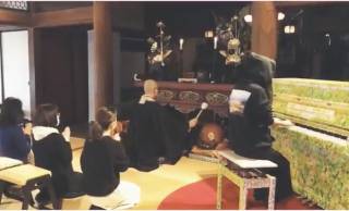 ピアノと木魚（笑）大塚愛がお寺の住職と共にビリー・アイリッシュをカバーしたセッション映像を公開！
