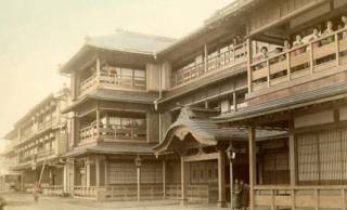 女性の出入りは厳しく監視！江戸時代の吉原遊廓の入口「大門」は見張りだらけだった