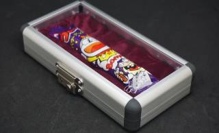 もうこれで砕けない！人気駄菓子「うまい棒」を衝撃から守る「うまい棒アルミケース」誕生